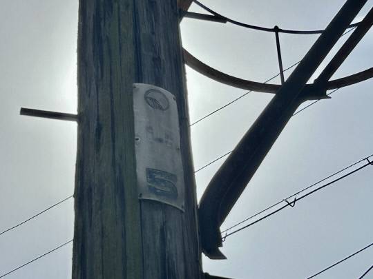 관사촌 마을 골목에 세워진 목제 전봇대에는 옛 코레일의 로고가 붙어있다. 사진= 유혜인 수습기자