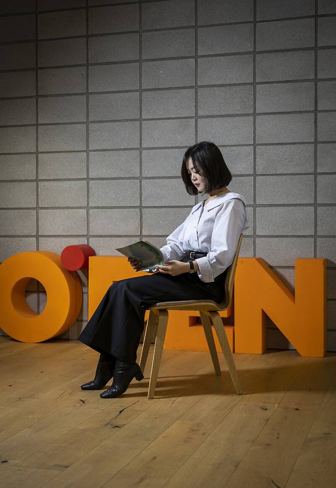 서울 마포구 상암동 오펜센터에서 만난 신하은 작가. 김진수 선임기자