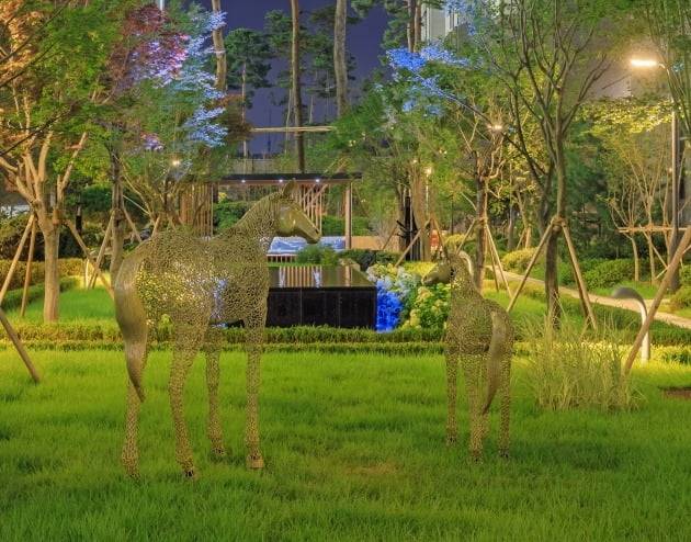 개포 래미안 포레스트 메이플 가든의 말 조형물 =삼성물산 제공