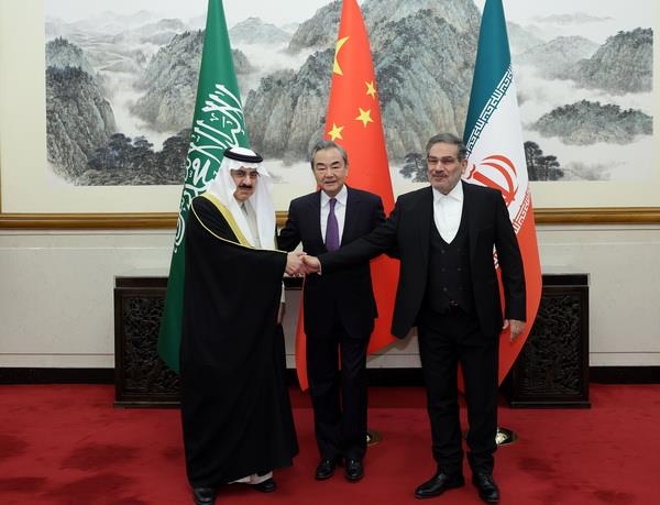 사우디-이란 대화 중재하는 왕이 중국 정치국원(가운데) [중국 외교부 홈피 캡처.재판매 및 DB금지]