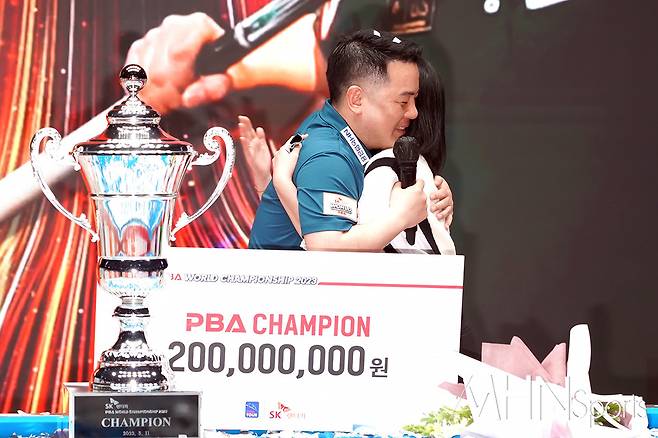 PBA 월드챔피언에 오른 NH농협카드 조재호가 아내와 포옹하고 있다ⓒMHN스포츠 박태성 기자