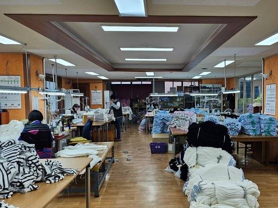 지난달 27일 서울 동대문구 답십리에 있는 이랜드 ‘스피드 오피스’ 생산 공장에서 직원들이 스웨터를 만들고 있다. 최선을 기자