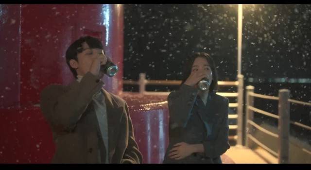 ▲ 소돌항 방파제에서 등대를 배경으로 둘만의 시간을 갖는 동은과 여정(넷플릭스 오리지널 시리즈 ‘더글로리 시즌2’) 캡처