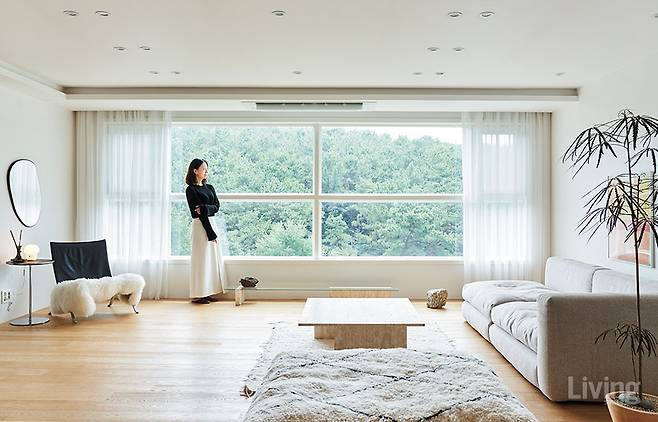 넓은 창으로 푸른 숲이 한 눈에 보이는 거실은 박수빈 씨가 집에서 가장 좋아하는 공간.