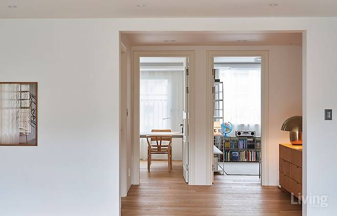 천장이 낮은 대신 문턱을 없애고 방으로 통하는 문들의 높이를 최대한으로 냈다.