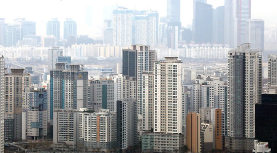 서울 중구 남산에서 바라본 아파트 모습. 2023.3.7 뉴스1