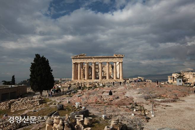 파르테논 신전. 기원전 5세기 초 페르시아 전쟁 이후 파괴된 아크로폴리스를 재건하면서 가장 먼저 조성한 건축물이다. 아테네네의 수호신인 아테나를 기리기 위해 세웠다. 그러나 1687년 9월26일 오스만제국의 화약고로 쓰인 이곳에 포탄이 떨어지는 바람에 대규모 폭발이 일어나 파괴되었다.|국외소재문화재재단 제공