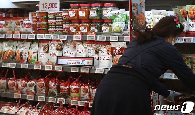 (서울=뉴스1) 김민지 기자 = 13일 서울 시내 대형마트에 김치가 진열돼 있다. 한국농수산식품유통공사(aT)에 따르면 올해 1월 농수산식품 수출액은 지난해 동기보다 12.2% 감소한 약 8억5000만달러로 집계됐다. 신선식품에서 김치 수출액은 11.3% 감소했고 수산식품 수출액 중 가장 큰 비중을 차지했던 김 수출액은 21.4% 감소했다. 2023.3.13/뉴스1 Copyright (C) 뉴스1. All rights reserved. 무단 전재 및 재배포 금지.