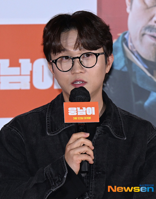 Comedian Park Sung-woongs first feature-length commercial movie ung nam-yi was released to the press ahead of its release.The Park Sung-woong Director emphasized that Its a movie directed by Comedian, but its more about drama than visual gag.Movie ung nam-yi (Director Park Sung-woong) media preview was held on March 14 at CGV Yongsan IPark Mall in Yongsan-gu, Seoul.Park Sung-woong Director, Park Sung-woong, Lee Yi-kyung and Choi Min-soo attended the meeting after the movie screening.ung nam-yi, which will be released on the 22nd, is a comic action that takes place when a man with a special secret weapon called admiral bear conducts a joint investigation against an international criminal organization with his unique animal-like ability.It is expected that the unique setting of a twin bear that has been eating mugwort and garlic for 100 days and the accidents caused by it will be fun.Park Sung-woong, who is a mixed character with each character in the neighborhood, is going to show various genre performances in Comedian and Action Noir in an instant.Lee Yi-kyung, Yum Hye-ran, Choi Min-soo, etc., will show off their presence with their individuality and emit a pleasant chemistry.Comedian Park Sung-woong has been working as a movie director for a long time and has released his first feature film debut with a solid production of both comic and action.In response, Park Sung-woong, the director of the film, said, Im excited and nervous. I have mixed feelings. Its next weeks release, and I hope only good things happen.Its a movie directed by Comedian, so its a lot of fun, right? Park Sung-woong Director said, So I tried to concentrate on the visual gag and concentrate on the drama.I did not concentrate on being so funny, but I was careful to put the Visual gag element on the line that does not harm the flow of the drama. Park Sung-woong, Lee Yi-kyung, Choi Min-soo, etc. About the colorful casting lineup, Park Sung-woong Director said, There are some people who have been involved in friendship, some people who have proposed scenario, I do not think there was any curiosity about what kind of work Comedian directed.Park Sung-woong said, Park Sung-woong Director is a brother-in-law who has known for 14 years.In the past, he said, I will be a MovieDirector and give my brother a scenario.  ung nam-yi scenario was written for me, so the appearance wasI said I would do it as soon as I received the scenario, and I made it together during the meeting. Lee Yi-kyung, a 25-year-old friend of Park Sung-woong, said, It was my first photo shot to hit the back of Park Sung-woongs head. It made me feel comfortable. I hit really hard to show that it was really comfortable.Its been buttoned well since the first photo shoot, he said, laughing.Park Sung-woong also said, I was told to hit it well, but it seemed to fit well from there. Tikitaka hit well.Finally, Park Sung-woong said, I hope that Korean Movie will be the first place in Chicken Little again. I hope that the movie will be ung nam-yi. Opening on the 22nd./ Useful week