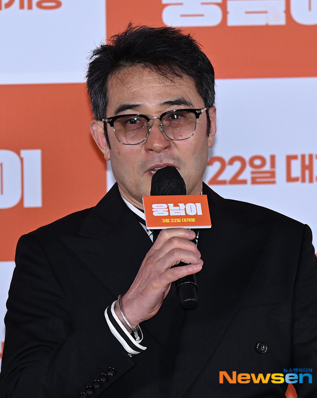 Comedian Park Sung-woongs first feature-length commercial movie ung nam-yi was released to the press ahead of its release.The Park Sung-woong Director emphasized that Its a movie directed by Comedian, but its more about drama than visual gag.Movie ung nam-yi (Director Park Sung-woong) media preview was held on March 14 at CGV Yongsan IPark Mall in Yongsan-gu, Seoul.Park Sung-woong Director, Park Sung-woong, Lee Yi-kyung and Choi Min-soo attended the meeting after the movie screening.ung nam-yi, which will be released on the 22nd, is a comic action that takes place when a man with a special secret weapon called admiral bear conducts a joint investigation against an international criminal organization with his unique animal-like ability.It is expected that the unique setting of a twin bear that has been eating mugwort and garlic for 100 days and the accidents caused by it will be fun.Park Sung-woong, who is a mixed character with each character in the neighborhood, is going to show various genre performances in Comedian and Action Noir in an instant.Lee Yi-kyung, Yum Hye-ran, Choi Min-soo, etc., will show off their presence with their individuality and emit a pleasant chemistry.Comedian Park Sung-woong has been working as a movie director for a long time and has released his first feature film debut with a solid production of both comic and action.In response, Park Sung-woong, the director of the film, said, Im excited and nervous. I have mixed feelings. Its next weeks release, and I hope only good things happen.Its a movie directed by Comedian, so its a lot of fun, right? Park Sung-woong Director said, So I tried to concentrate on the visual gag and concentrate on the drama.I did not concentrate on being so funny, but I was careful to put the Visual gag element on the line that does not harm the flow of the drama. Park Sung-woong, Lee Yi-kyung, Choi Min-soo, etc. About the colorful casting lineup, Park Sung-woong Director said, There are some people who have been involved in friendship, some people who have proposed scenario, I do not think there was any curiosity about what kind of work Comedian directed.Park Sung-woong said, Park Sung-woong Director is a brother-in-law who has known for 14 years.In the past, he said, I will be a MovieDirector and give my brother a scenario.  ung nam-yi scenario was written for me, so the appearance wasI said I would do it as soon as I received the scenario, and I made it together during the meeting. Lee Yi-kyung, a 25-year-old friend of Park Sung-woong, said, It was my first photo shot to hit the back of Park Sung-woongs head. It made me feel comfortable. I hit really hard to show that it was really comfortable.Its been buttoned well since the first photo shoot, he said, laughing.Park Sung-woong also said, I was told to hit it well, but it seemed to fit well from there. Tikitaka hit well.Finally, Park Sung-woong said, I hope that Korean Movie will be the first place in Chicken Little again. I hope that the movie will be ung nam-yi. Opening on the 22nd./ Useful week