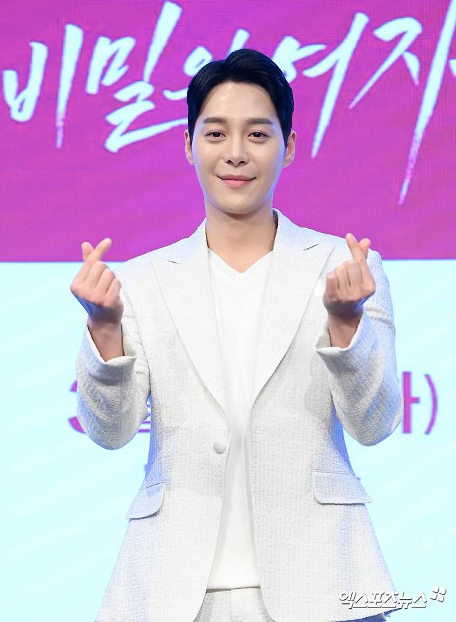 Actor One more hero told her that she joined the Woman in a Veil late.On the 14th, KBS 2TV new daily Drama Woman in a Veil production presentation was held at D-Cube City The St. in Guro-gu, Seoul.Actors Choi Yoon-young, Lee Chae-young, Lee Sun-ho, One more hero, The report is, Lee Eun-hyung, Lee Jong-won, Kim Hee-jung and Shin Chang-suk.Woman in a Veil is a drama about the story of Dominatrix, who lost her sight due to her husband and her wife and fell into  ⁇  Lact-in syndrome (conscious systemic paralysis), seeking love and justice through revenge.The second joint secret series of Shin Chang-suk and Lee Jung-dae, who created the secret of the secret in 2020.Secret Man is a work that exceeded the audience rating of 20%, and hopes to continue the glory of the previous work.Shin Chang-suk, who directed Secret Man followed by Woman in a Veil, said, This is a trilogy of revenge series.Park Chan-wook joked, Do you want to try the Secret Series trilogy based on Revenge is Mine, Old Boy, and Friendly Geum-ja? He explained, Woman in a Veil was born.Its part of a series. Its the first series in the history of daily drama, although the themes and content are not connected, he added.His previous film, Secret Man, received a great deal of love, surpassing 20%. In anticipation of the audience rating, Shin said, It will be good if you enjoy breathing with actors together.Choi Yoon-young, who plays the role of Oh Se-rin, a careless heiress with a rough character in the play, said, I was a heroine who played more than 90% of the roles I played. I played a lot of good or sublime roles.Im angry at every scene, he laughed.So it was better. I prepared a lot. The composition of the three Dominatrix actors is also unique, but the characters are all different, he said. I do not think it is a villain.Ive never played this role before, but I thought it was a great opportunity to show me how to transform, he said.The report is played by Jung Winter, who knows how to give for others even though it is a difficult family situation. After that, he falls into Lact - in syndrome.In relation to this, The report is said, I had a lot of discussions with the bishop because I had to postpone the actual case of Lact syndrome, and it seemed that it was hard to postpone so that viewers would not feel strange.One more hero plays the pillar nam yu-jin of the YJ Group, who was put in after Eru, who caused a drunk driving scandal last December.One more hero said, If you do not feel burdened, it is a lie.He added, The director has a good personality. I am careful to shoot happily. I think my seniors are also enjoying shooting because they are bright and comfortable in acting.Woman in a Veil will be broadcasted at 7:50 pm on the 14th.