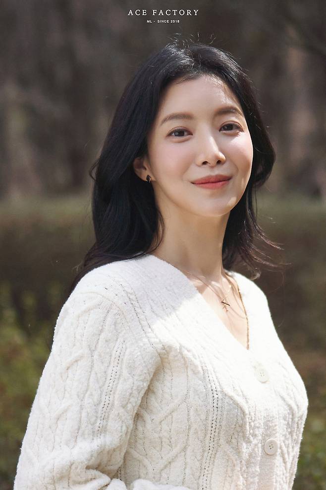 Actor Yoon Se-ah made headlines by public release of the behind-the-scenes story involving Baduk, an important motif in the Netflix series The Gloria, which emerged as a global blockbuster at the same time as the public release.Yoon Se-ah proudly released her mothers youthful appearance on her channel on the 15th, wearing a simple dress in black and white photographs.Its the first time Ive seen the ending credits endlessly, he said. My mothers name is stuck in my heart.The publicly released ending credits read Baduk Advisory Baduk Association Yoo Kyung Min, Jung Jae Woo, Ha Ho Jung, Kim Sang Soon.In The Gloria, the main character Moon Dong-euns Song Hye-kyo learns Baduk to win the heart of Ha Do-young (Jung Sung-il), the husband of school violence leader Park Yeon-jin (Lim Ji-yeon).In the park in front of the school, he learns Baduk from Joo Ji-jung (Lee Do-hyun) and eventually gets a clue of revenge to shake Park Yeon-jins family by meeting Hado-young in an accidental encounter.In order to complete this important scene, the person who taught Baduk to Song Hye-kyo was Yoon Se-ahs mother, Baduk Knight Kim Sang Soon.Yoon Se-ah said, My mother, who has been living in the Baduk system for the rest of her life, has been with the Gloria  ⁇  Baduk consultant.The young figure of the mother who looked at the picture from Dong-eun who put Baduk in a stiff posture seems to overlap. Noodle refers to the best Baduk article, and Yoon Se-ahs mother, Kim Sang-soon, is a pro-Baduk article that won the first womens noodle competition in 1974.Yoon Se-ah said, Ive treasured the ring that was tucked into Mothers hand every important match.Today, I take out the ring in the picture and touch it and draw the life of Mother. He also released a unique pattern ring that his mother wore every game.He wrote, Mother, who still teaches Baduk to her children and you are a happy mother...Mother, who will do Baduk even if you are born again...Im proud of you. I respect you. I love you. Im proud of you.Many of his colleagues admired his writings. Shinda responded by saying, Your mother is wonderful, and Ha Jae-sook wrote, Thank you for giving birth to such a pretty and warm sister.On the other hand, Yoon Se-ah is known to have a good level of Baduk ability under the influence of her mother. She also narrated the Baduk documentary broadcast on BadukTV in 2009.Photo courtesy of Ace Factory, Yoon Se-ah Channel