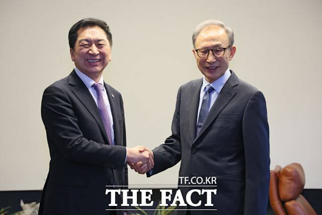 김기현 국민의힘 대표가 15일 서울 강남구 논현동 이명박 전 대통령의 사저를 찾아 이 전 대통령을 예방했다. /국민의힘 제공