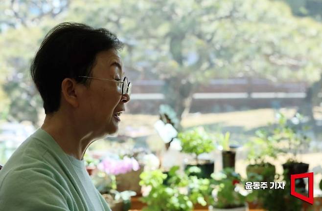 김혜남 정신전문의. 12년 전 운동과 산책하기 좋은 마당 있는 곳을 찾아 지금의 집으로 이사했다. 좋아하는 장미를 스무그루 정도 심어 가꾸는 데 재미를 들이고 있다. 여름이면 뒤로 보이는 정원이 예쁜 꽃으로 수놓아 진다고. 사진=윤동주 기자 doso7@