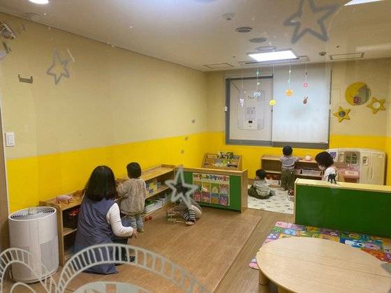 지난달 28일 서울 동작구 한강어린이집에서 시간제보육 통합반 아이들이 놀고 있다. 사진 황수연 기자.