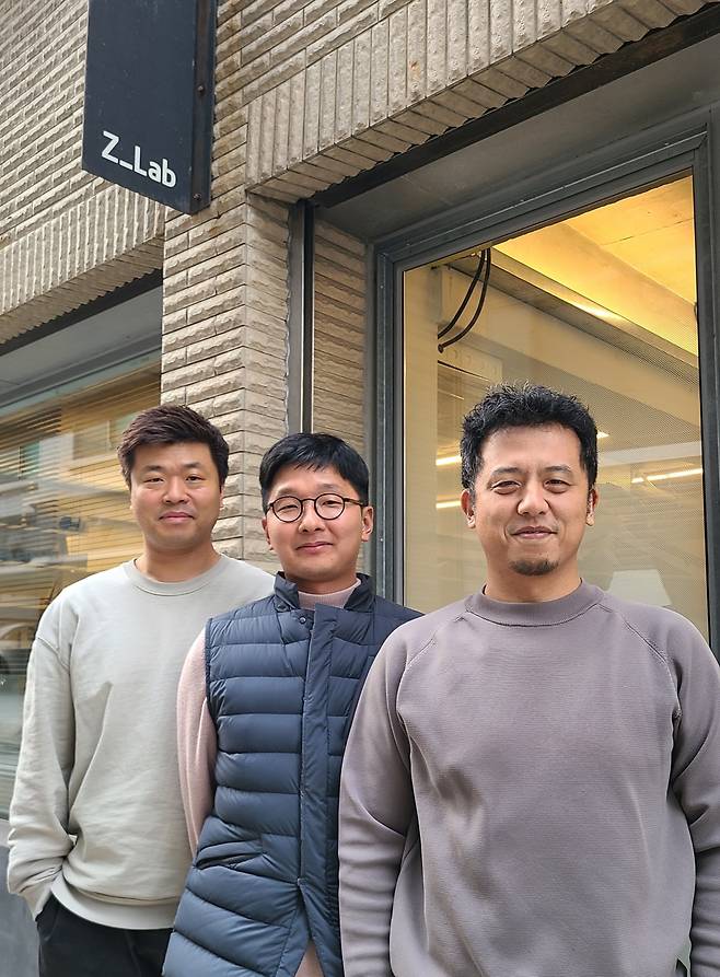 서울시 종로구 지랩 사무소 앞에서 (사진 왼쪽부터)박중현, 강해천, 노경록 대표가 사진을 찍고 있다. 서영상 기자.