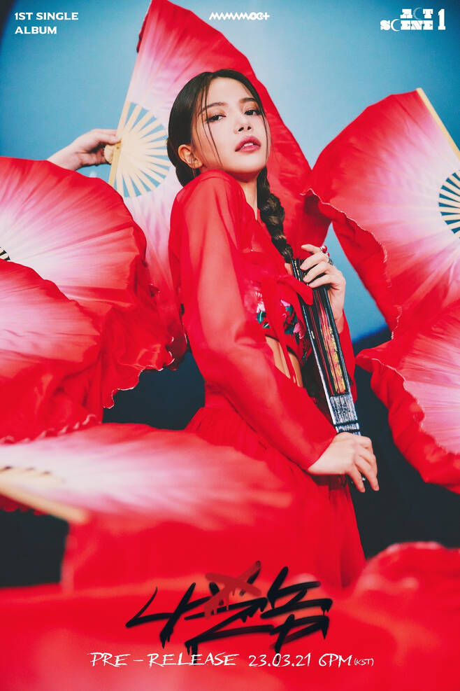 MAMAMOO + (Sola, Moonbyul) posted a teaser image of Sola of Free Lilys song Chico malo from their first single album ACT 1, SCENE 1 on official SNS at 0:00 on March 15th.Sola, wearing a Daenggi head in the photo, boasted an alluring charm wearing a red traditional clothing contrasted with the blue moon.On the other hand, MAMAMOO + will release its first single album ACT 1, SCENE 1 on the 29th.mun wan-sik