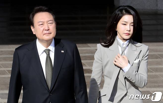 윤석열 대통령과 김건희 여사가 한일 정상회담을 위해 16일 오전 경기 성남 서울공항에서 공군 1호로 향하고 있다. 윤 대통령은 기시다 후미오(岸田文雄) 총리와 정상회담 후 공동성명 없이 기자회견을 열고 회담 결과를 차례로 발표할 계획이다. 정상회담에서는 한일 군사정보보호협정(GSOMIA·지소미아) 정상화, 일본의 대(對)한국 수출규제 해제 등이 논의될 것으로 보인다. 2023.3.16/뉴스1 ⓒ News1 장수영 기자