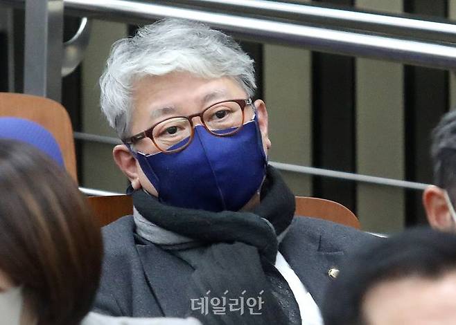 조응천 더불어민주당 의원이 1월 17일 오후 국회에서 열린 의원총회에 참석하고 있다. ⓒ데일리안 박항구 기자