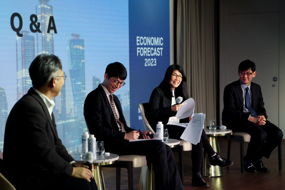 From left: Lee Jang-hyuk, business professor of Korea University; Yoon Sang-ha, head of the international macroeconomic team at the Korea Institute for International Economic Policy; Adeline-Lise Khov economic counselor at the French Embassy in Korea; Oh Suk-tae, chief Korea economist at Societe Generale during the panel discussion at the Economic Forecast 2023 forum hosted by French-Korean Chamber of Commerce and Industry (Fkcci) on Thursday in central Seoul [FKCCI]