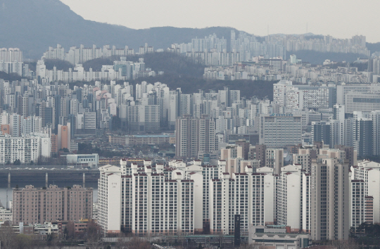 지난 15일 서울 남산에서 바라본 아파트 단지의 모습. 연합뉴스