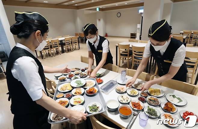 경기 수원시 영통구 수원시연화장 장례식장에서 다회용기를 이용해 음식을 준비하는 모습. /뉴스1 ⓒ News1 김영운 기자