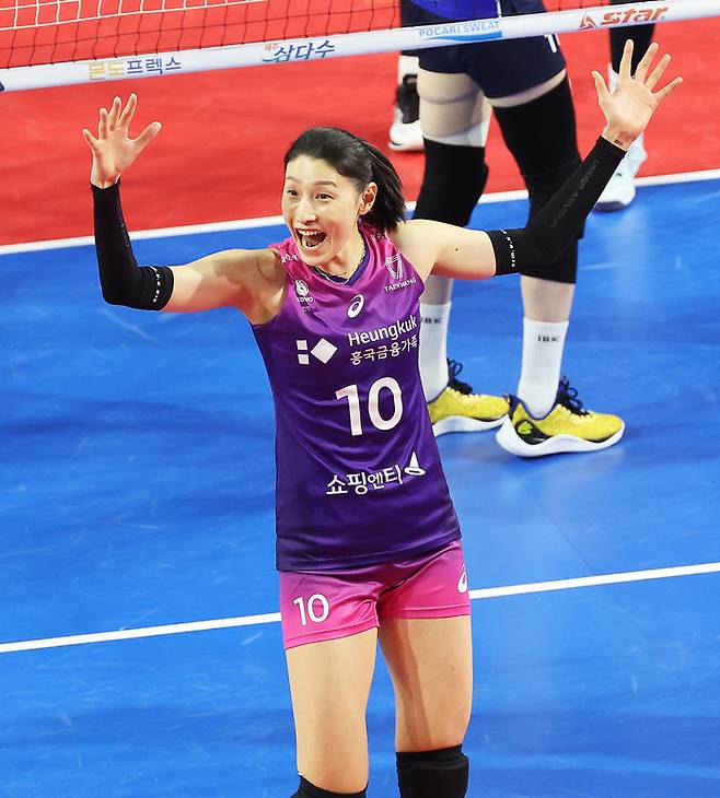 15일 경기도 화성종합경기타운 실내체육관에서 열린 프로배구 V리그 여자부 IBK기업은행 알토스와 흥국생명 핑크스파이더스의 경기. 득점에 성공한 흥국생명 김연경이 기뻐하고 있다. 연합뉴스