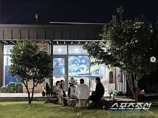 Song Yoon-ah Jeju Island House is attracting attention as a haven and hot spot for the souls of stars.Recently, Song Yoon-ah attracted attention by opening a 10-year anniversary party with actors Kim Hye-soo, Song Yoon-ah, Yoo Sun, Lee Tae-ran,SBS entertainment that was aired in 2014, How to eat well and live well, You ate? Park Hye spirit PD and the actresses who have made a relationship through this have continued their friendship for 10 years.In addition, Lee Tae-ran said, I have been meeting for 10 years already thanks to (Kim) Hye-soo and (Song) Yoona who led the meeting.I am looking forward to meeting you more and I am happy because of you. # You ate # Thanks to you # I already have a tenth anniversary # Congratulations # Thank you # I love you .Looking at the interior in this photo, Son Ye-jins first photo after marriage last year was taken here.At that time, Son Ye-jin, along with Hyun Bin, had a good time with Seol Kyung-gu and Song Yoon-ah.A good day is a good moment, reminiscent of having a good time with good humans.On the other hand, Song Yoon-ah and Park Hye spirit PD are filming broadcasts with the concept of a temporary cafe on Jeju Island for YouTube shooting.Kim Hye-soo appeared on the video uploaded to the YouTube channel PD on the 16th, and expressed his love for Song Yoon-ah and the meeting.Kim Hye-soo said, Ive never been close to my colleagues personally, and added, I dont know if others will see me as a Celebrity, but Im too Celebrity when I see (other actors).Kim Hye-soo, who confessed that the part of my life has grown bigger, said, I met Song Yoon-ah before shooting Shrub and met him first.I wanted to see a lot, he said, touching Song Yoon-ah.