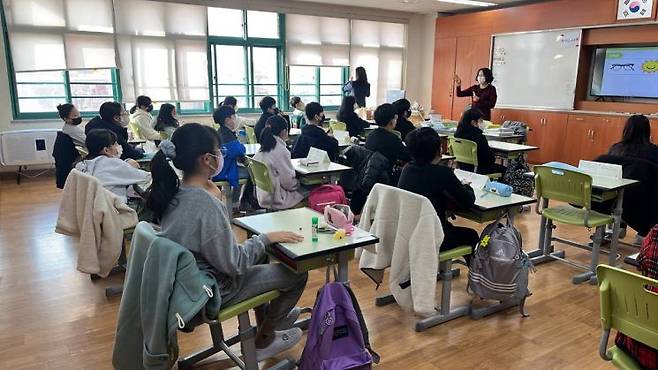 14일 성북구 장위초등학교에서 찾아가는 자기주도학습·토론·진로탐색 프로그램이 진행되고 있다.