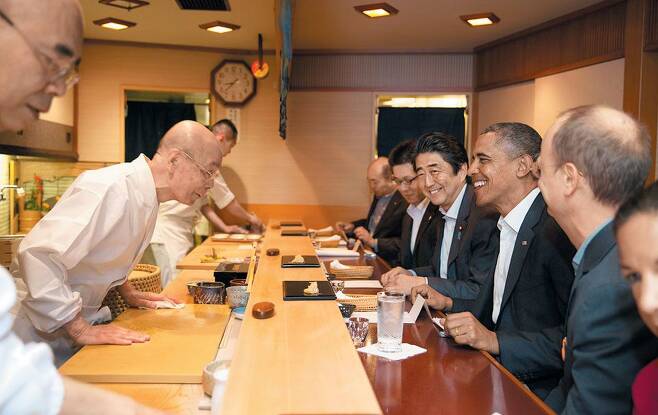 아베 신조 일본 총리(오른쪽 넷째)는 지난 2014년 일본을 방문한 버락 오바마 미국 대통령(오른쪽 셋째)을 도쿄 스시집 '스키야바시 지로'에서 접대했다./조선일보DB