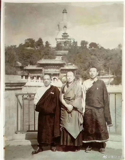 <베이징 묘응사(妙應寺)의 백탑 앞에 선 펠곤 트린레 라브텐 (왼쪽)과 티베트 불교 승려들. 연도 미상. 사진/ https://treasuryoflives.org/zh/biographies/view/Pelgon-Trinle-Rabten/13655 >