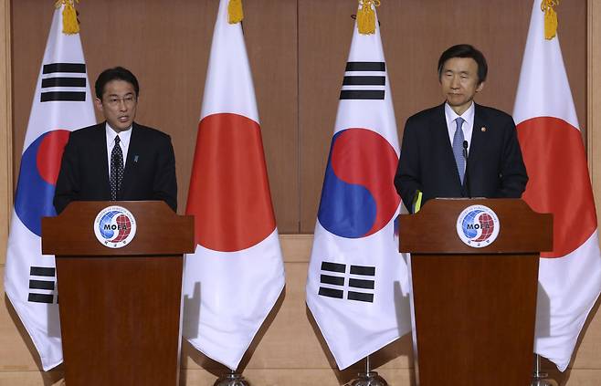 2015년 12월 28일 서울 종로구 도렴동 외교부에서 열린 공동기자회견에서 윤병세 당시 외교장관(오른쪽)과 일본 기시다 후미오 당시 외무상(현 일본 총리)이 일본군 위안부 협상 최종 타결을 발표하고 있다./장련성 기자
