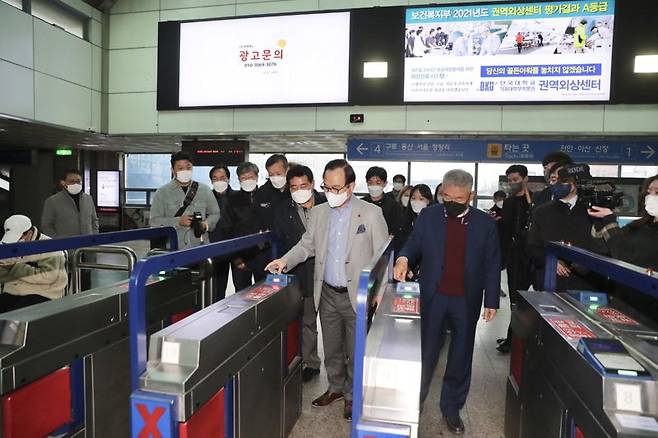 박상돈 천안시장(앞 왼쪽)이 지난해 3월 열린 ‘천안형 환승할인제’ 시스템 개통식에서 환승할인을 시연하고 있다.