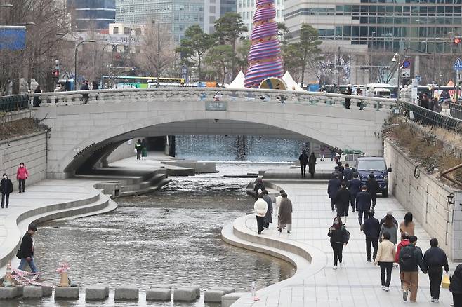 서울 낮 기온이 12도인 지난 17일 오후 서울 중구 청계천에서 시민들이 산책을 하고 있다. 뉴시스