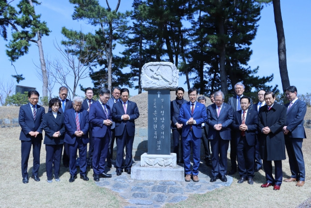 이순창(앞줄 왼쪽 다섯 번째) 예장통합 총회장과 권순웅(여섯 번째) 예장합동 총회장 등 양 교단 임원들이 지난 16일 전남 여수시 손양원 목사 부부 묘 앞에서 기도하고 있다. 한국기독공보 제공