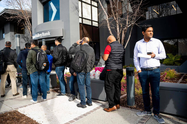 미 캘리포니아주 산타클라라의 실리콘밸리은행(SVB) 본사 앞에 예금자들이 은행 문이 열리길 기다리며 줄을 서 있는 모습 [AFP]