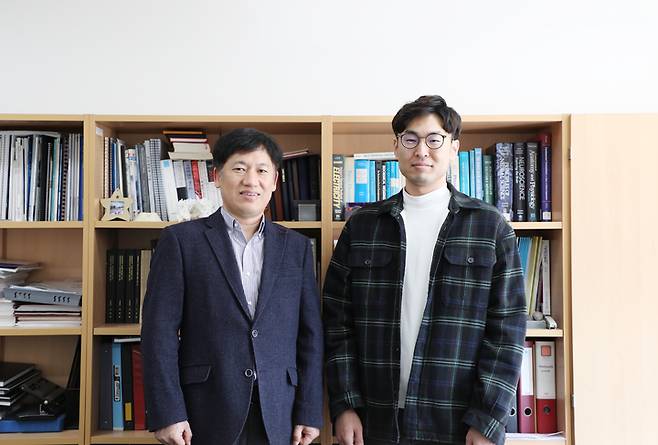 (왼쪽부터) DGIST 뇌과학과 서병창 교수, 김용석 석·박사통합과정생 *재판매 및 DB 금지