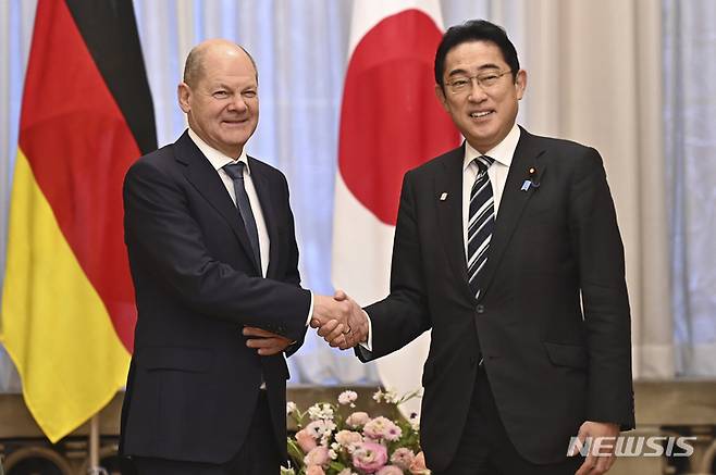 [도쿄=AP/뉴시스] 기시다 후미오 일본 총리(오른쪽)와 올라프 숄츠 독일 총리가 18일 일본 도쿄 총리 공관에서 정상회담에 앞서 악수하고 있다. 2023.03.18.