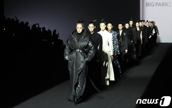 19일 오후 서울 동대문구 동대문DDP에서 열린 서울패션위크 'BIG PARK' 패션쇼에서 모델들이 멋진 위킹을 하고 있다. 2023.3.19/뉴스1 ⓒ News1 박세연 기자