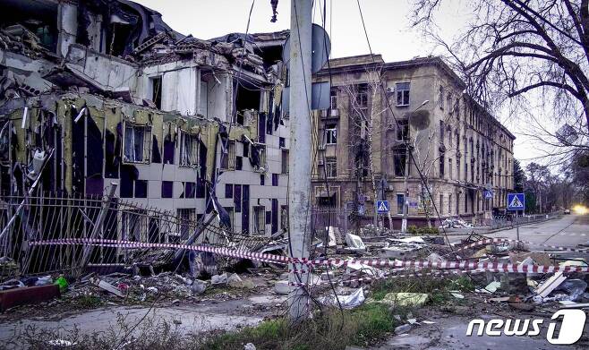 지난해 11월28일(현지시간) 러시아가 점령한 우크라이나 마리우폴에서 쑥대밭이 된 건물이 보이고 있다. ⓒ AFP=뉴스1 ⓒ News1 우동명 기자