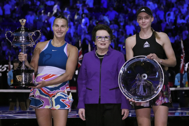 지난 1월28일 2023 호주오픈 여자단식 결승에서 우승한 아리나 사발렌카(왼쪽). 오른쪽은 준우승한 엘레나 리바키나. AP 연합뉴스