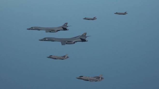한미 공군이 19일 한반도 상공에서 한국측 F-35A 전투기와 미국 공군 B-1B 전략폭격기 및 F-16 전투기가 참여한 가운데 연합공중훈련을 실시하고 있다. [이미지출처=연합뉴스]