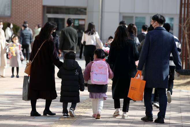 지난 3월 2일 오전 서울 강동구의 한 초등학교에서 1학년 어린이와 학부모들이 입학식에 참석하고 있다. /뉴스1