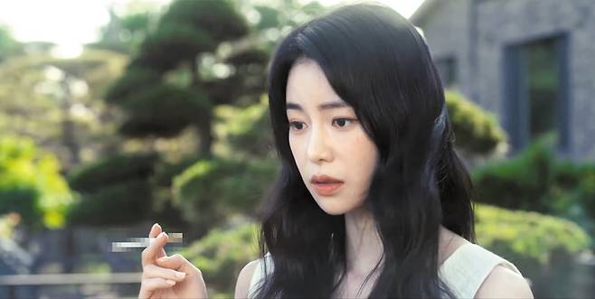 넷플릭스 시리즈 ‘더 글로리’에서 배우 임지연(극 중 박연진)이 담배 피우는 장면. /유튜브