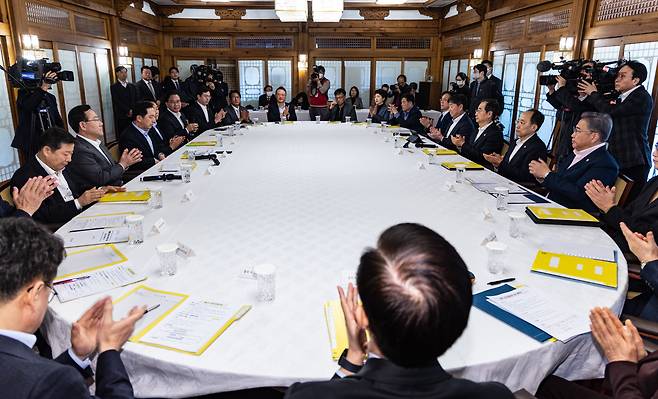 19일 오후 서울 종로구 총리공관에서 국민의힘 김기현 대표와 한덕수 국무총리와 김대기 대통령실 비서실장 등 당과 정부, 대통령실 핵심관계자들이 참석한 가운데 열린 당정 협의에서 참석자들이 박수를 치고 있다. /연합뉴스