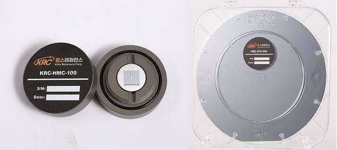 킴스레퍼런스가 개발한 시편형(왼쪽)과 웨이퍼형 표준물질