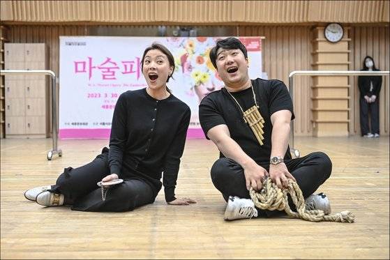 파미나 역의 소프라노 황수미(왼쪽)와 파파게노 역의 바리톤 김기훈의 연습 장면. 사진 서울시오페라단