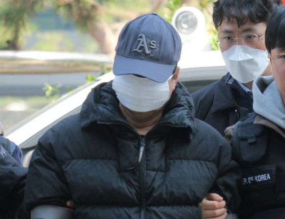 19일 오후 인천 연수구 송도국제도시 고층아파트에서 새총을 쏴 이웃집 3곳의 유리창을 파손한 혐의로 구속영장이 청구된 60대 남성이 구속 전 피의자 심문(영장실질심사)을 받기 위해 인천지법에 들어서고 있다. 뉴시스