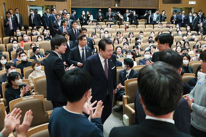 윤석열 대통령이 지난 17일 일본 도쿄 게이오대 강연을 위해 입장하고 있다. 연합뉴스