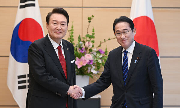 지난 16일 윤석열 대통령이 일본 도쿄 총리 관저에서 기시다 후미오 일본 총리와 한일 정상 소인수회담에 앞서 기념촬영을 하며 악수하고 있다. 도쿄=연합뉴스